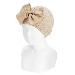 Compra Garter stitch knit hat with giant bow LINEN en la tienda online Condor. Fabricado en España. Visita la sección Accessories for kids donde encontrarás más colores y productos que seguro que te enamorarán. Te invitamos a darte una vuelta por nuestra tienda online.