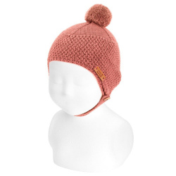 Compra Sand stitch earflap knit hat with button TERRACOTA en la tienda online Condor. Fabricado en España. Visita la sección SALES donde encontrarás más colores y productos que seguro que te enamorarán. Te invitamos a darte una vuelta por nuestra tienda online.
