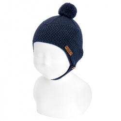 Compra Sand stitch earflap knit hat with button NAVY BLUE en la tienda online Condor. Fabricado en España. Visita la sección SALES donde encontrarás más colores y productos que seguro que te enamorarán. Te invitamos a darte una vuelta por nuestra tienda online.