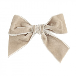 Buy Hair clip with velvet bow LINEN in the online store Condor. Made in Spain. Visit the HAIR ACCESSORIES section where you will find more colors and products that you will surely fall in love with. We invite you to take a look around our online store.