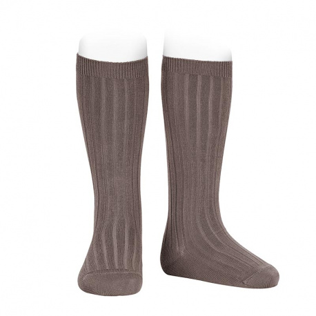 Compra Basic rib knee high socks TRUFFLE en la tienda online Condor. Fabricado en España. Visita la sección KNEE-HIGH RIBBED SOCKS donde encontrarás más colores y productos que seguro que te enamorarán. Te invitamos a darte una vuelta por nuestra tienda online.