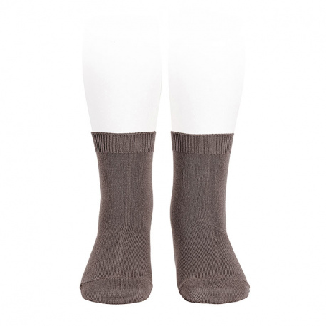 Buy Plain stitch basic short socks TRUFFLE in the online store Condor. Made in Spain. Visit the SHORT PLAIN STITCH SOCKS section where you will find more colors and products that you will surely fall in love with. We invite you to take a look around our online store.