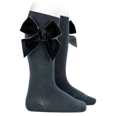 Buy Cotton knee socks with side velvet bow COAL in the online store Condor. Made in Spain. Visit the VELVET BOW SOCKS section where you will find more colors and products that you will surely fall in love with. We invite you to take a look around our online store.