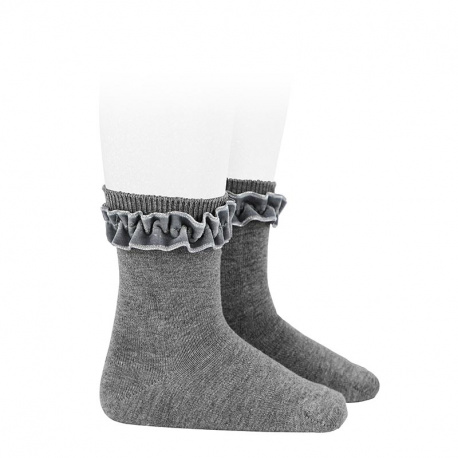 Compra Short socks with velvet ruffle cuff LIGHT GREY en la tienda online Condor. Fabricado en España. Visita la sección SALES donde encontrarás más colores y productos que seguro que te enamorarán. Te invitamos a darte una vuelta por nuestra tienda online.