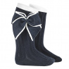 Compra Rib knee socks with a festoon stitch bow NAVY BLUE en la tienda online Condor. Fabricado en España. Visita la sección SALES donde encontrarás más colores y productos que seguro que te enamorarán. Te invitamos a darte una vuelta por nuestra tienda online.