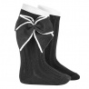 Compra Rib knee socks with a festoon stitch bow BLACK en la tienda online Condor. Fabricado en España. Visita la sección SALES donde encontrarás más colores y productos que seguro que te enamorarán. Te invitamos a darte una vuelta por nuestra tienda online.