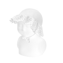 Compra Garter stitch pamela hat with lace WHITE en la tienda online Condor. Fabricado en España. Visita la sección CARDIGANS AND KNITWEAR donde encontrarás más colores y productos que seguro que te enamorarán. Te invitamos a darte una vuelta por nuestra tienda online.