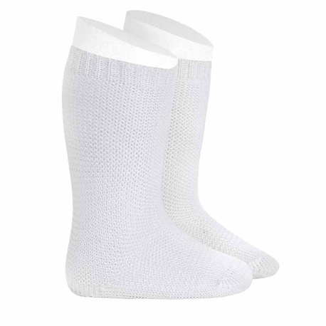 Buy Garter stitch knee high socks WHITE in the online store Condor. Made in Spain. Visit the PERLE BABY SOCKS section where you will find more colors and products that you will surely fall in love with. We invite you to take a look around our online store.
