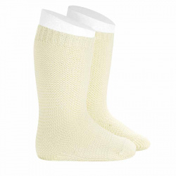 Compra Garter stitch knee high socks BEIGE en la tienda online Condor. Fabricado en España. Visita la sección Spring high socks donde encontrarás más colores y productos que seguro que te enamorarán. Te invitamos a darte una vuelta por nuestra tienda online.