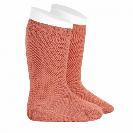 Buy Garter stitch knee high socks PEONY in the online store Condor. Made in Spain. Visit the PERLE BABY SOCKS section where you will find more colors and products that you will surely fall in love with. We invite you to take a look around our online store.