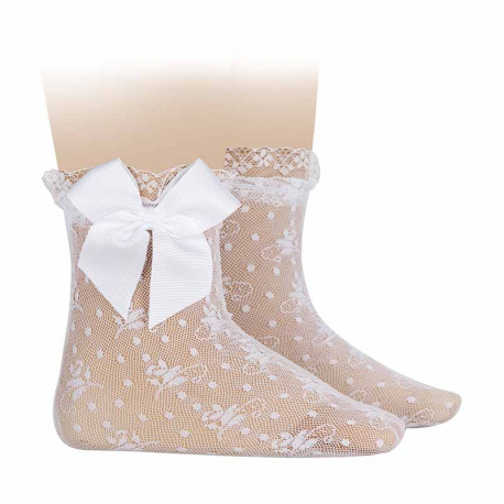 Buy Ceremony silk lace souquet with bow WHITE in the online store Condor. Made in Spain. Visit the CEREMONY FOR GIRL section where you will find more colors and products that you will surely fall in love with. We invite you to take a look around our online store.