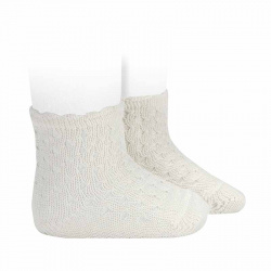 Buy Openwork extrafine perle socks with waved cuff CREAM in the online store Condor. Made in Spain. Visit the EXTRAFINE OPENWORK SOCKS section where you will find more colors and products that you will surely fall in love with. We invite you to take a look around our online store.