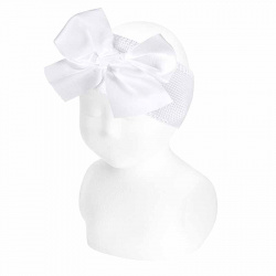 Buy Garter stitch headband with large grosgrain bow WHITE in the online store Condor. Made in Spain. Visit the HAIR ACCESSORIES section where you will find more colors and products that you will surely fall in love with. We invite you to take a look around our online store.