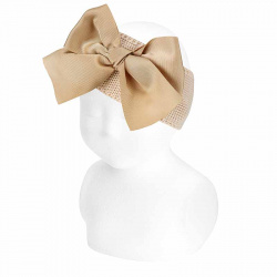 Buy Garter stitch headband with large grosgrain bow LINEN in the online store Condor. Made in Spain. Visit the HAIR ACCESSORIES section where you will find more colors and products that you will surely fall in love with. We invite you to take a look around our online store.