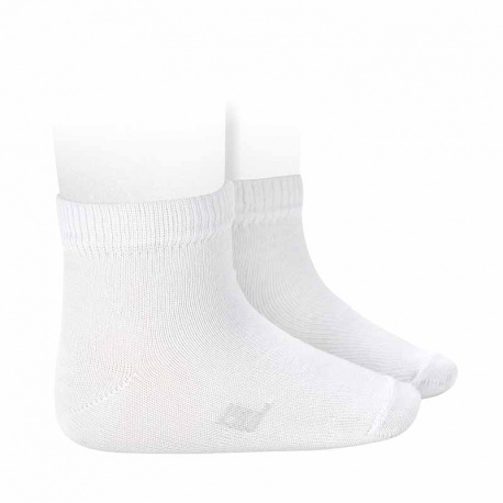 Buy Ankle sport socks with stripes WHITE in the online store Condor. Made in Spain. Visit the SPORT SOCKS section where you will find more colors and products that you will surely fall in love with. We invite you to take a look around our online store.