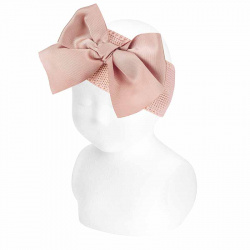 Buy Garter stitch headband with large grosgrain bow NUDE in the online store Condor. Made in Spain. Visit the HAIR ACCESSORIES section where you will find more colors and products that you will surely fall in love with. We invite you to take a look around our online store.