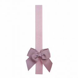 Buy Baby headband with small grosgrain bow PALE PINK in the online store Condor. Made in Spain. Visit the HAIR ACCESSORIES section where you will find more colors and products that you will surely fall in love with. We invite you to take a look around our online store.