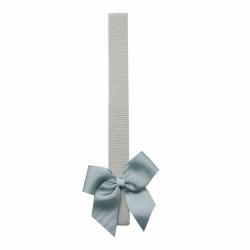 Buy Baby headband with small grosgrain bow DRY GREEN in the online store Condor. Made in Spain. Visit the HAIR ACCESSORIES section where you will find more colors and products that you will surely fall in love with. We invite you to take a look around our online store.
