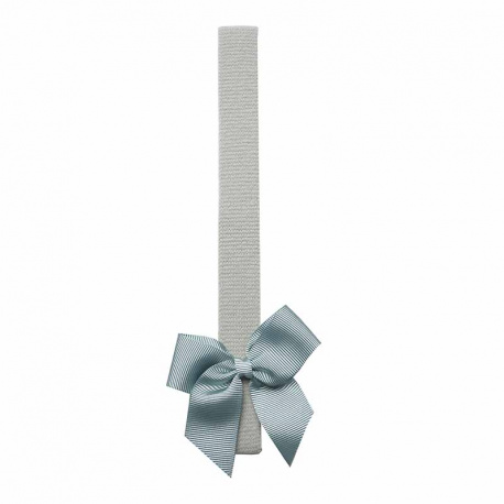 Buy Baby headband with small grosgrain bow DRY GREEN in the online store Condor. Made in Spain. Visit the HAIR ACCESSORIES section where you will find more colors and products that you will surely fall in love with. We invite you to take a look around our online store.