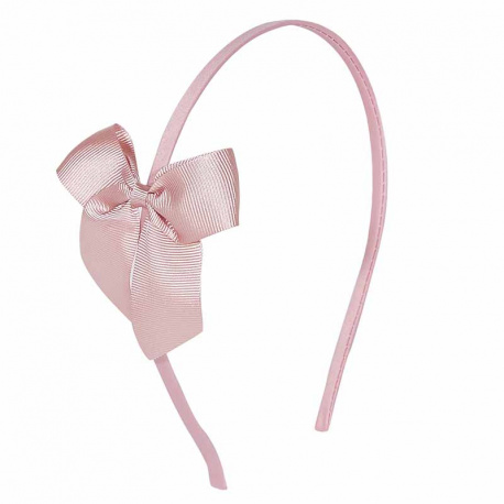 Buy Tthin headband with grosgrain bow PALE PINK in the online store Condor. Made in Spain. Visit the HAIR ACCESSORIES section where you will find more colors and products that you will surely fall in love with. We invite you to take a look around our online store.