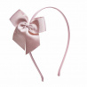 Buy Tthin headband with grosgrain bow OLD ROSE in the online store Condor. Made in Spain. Visit the HAIR ACCESSORIES section where you will find more colors and products that you will surely fall in love with. We invite you to take a look around our online store.