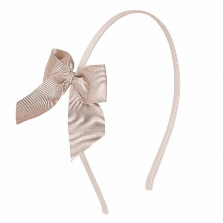 Buy Tthin headband with grosgrain bow NUDE in the online store Condor. Made in Spain. Visit the HAIR ACCESSORIES section where you will find more colors and products that you will surely fall in love with. We invite you to take a look around our online store.