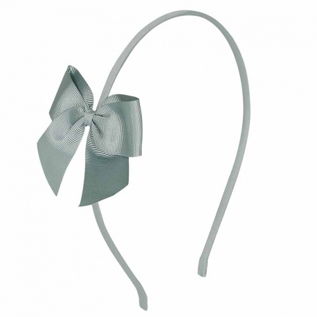 Buy Tthin headband with grosgrain bow DRY GREEN in the online store Condor. Made in Spain. Visit the HAIR ACCESSORIES section where you will find more colors and products that you will surely fall in love with. We invite you to take a look around our online store.