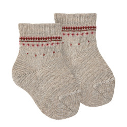 Compra Merino wool-blend border short socks NOUGAT en la tienda online Condor. Fabricado en España. Visita la sección Fancy baby socks donde encontrarás más colores y productos que seguro que te enamorarán. Te invitamos a darte una vuelta por nuestra tienda online.