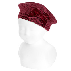 Buy Garter stitch beret with velvet bow GARNET in the online store Condor. Made in Spain. Visit the ACCESSORIES FOR KIDS section where you will find more colors and products that you will surely fall in love with. We invite you to take a look around our online store.