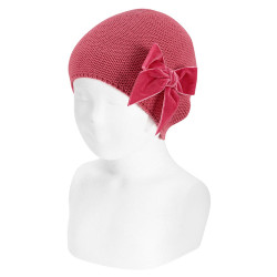 Buy Garter stitch knit hat with big velvet bow CARMINE in the online store Condor. Made in Spain. Visit the ACCESSORIES FOR KIDS section where you will find more colors and products that you will surely fall in love with. We invite you to take a look around our online store.