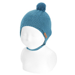 Compra Sand stitch earflap knit hat with button OCEAN en la tienda online Condor. Fabricado en España. Visita la sección SALES donde encontrarás más colores y productos que seguro que te enamorarán. Te invitamos a darte una vuelta por nuestra tienda online.