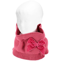 Buy Garter stitch snood scarf with big velvet bow CARMINE in the online store Condor. Made in Spain. Visit the ACCESSORIES FOR KIDS section where you will find more colors and products that you will surely fall in love with. We invite you to take a look around our online store.