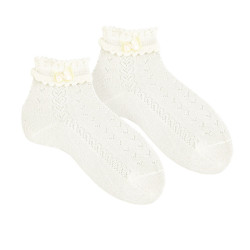 Buy Ceremony openwork socks with fancy cuffand bow CREAM in the online store Condor. Made in Spain. Visit the CEREMONY FOR GIRL section where you will find more colors and products that you will surely fall in love with. We invite you to take a look around our online store.