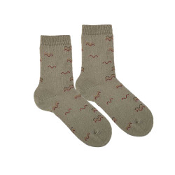 Compra Seaqual waves embroidery socks MINK en la tienda online Condor. Fabricado en España. Visita la sección SEAQUAL donde encontrarás más colores y productos que seguro que te enamorarán. Te invitamos a darte una vuelta por nuestra tienda online.
