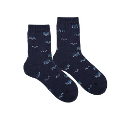 Compra Seaqual waves embroidery socks NAVY BLUE en la tienda online Condor. Fabricado en España. Visita la sección SEAQUAL donde encontrarás más colores y productos que seguro que te enamorarán. Te invitamos a darte una vuelta por nuestra tienda online.