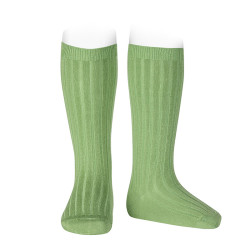 Buy Basic rib knee high socks PEAR in the online store Condor. Made in Spain. Visit the KNEE-HIGH RIBBED SOCKS section where you will find more colors and products that you will surely fall in love with. We invite you to take a look around our online store.