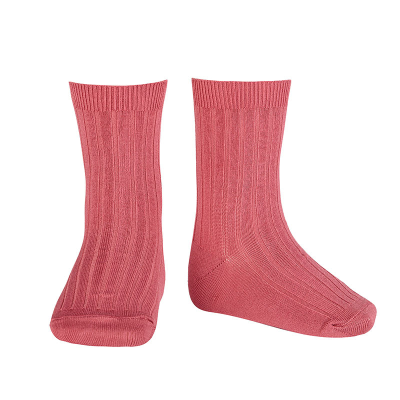Buy Basic rib short socks CARMINE in the online store Condor. Made in Spain. Visit the RIBBED SHORT SOCKS section where you will find more colors and products that you will surely fall in love with. We invite you to take a look around our online store.