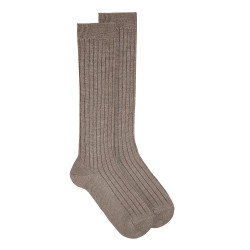 Compra Merino wool rib knee-high socks SAND en la tienda online Condor. Fabricado en España. Visita la sección BASIC WOOL SOCKS donde encontrarás más colores y productos que seguro que te enamorarán. Te invitamos a darte una vuelta por nuestra tienda online.