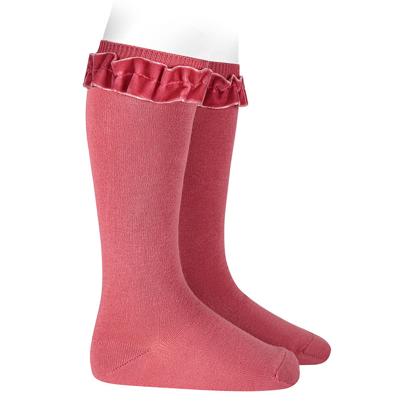 Buy Knee socks with velvet ruffle cuff CARMINE in the online store Condor. Made in Spain. Visit the GIRL SPECIAL SOCKS section where you will find more colors and products that you will surely fall in love with. We invite you to take a look around our online store.