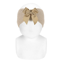 Buy Bright yarn headband with grosgrain bow BEIGE in the online store Condor. Made in Spain. Visit the HAIR ACCESSORIES section where you will find more colors and products that you will surely fall in love with. We invite you to take a look around our online store.