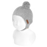 Compra Sand stitch earflap knit hat with button ALUMINIUM en la tienda online Condor. Fabricado en España. Visita la sección SALES donde encontrarás más colores y productos que seguro que te enamorarán. Te invitamos a darte una vuelta por nuestra tienda online.