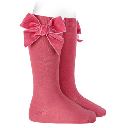 Buy Cotton knee socks with side velvet bow CARMINE in the online store Condor. Made in Spain. Visit the VELVET BOW SOCKS section where you will find more colors and products that you will surely fall in love with. We invite you to take a look around our online store.