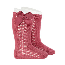 Buy Side openwork warm cotton knee socks with bow CARMINE in the online store Condor. Made in Spain. Visit the WARM OPENWORK BABY SOCKS section where you will find more colors and products that you will surely fall in love with. We invite you to take a look around our online store.
