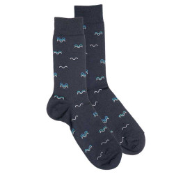 Compra Men seaqual waves embroidery short socks NAVY BLUE en la tienda online Condor. Fabricado en España. Visita la sección SEAQUAL donde encontrarás más colores y productos que seguro que te enamorarán. Te invitamos a darte una vuelta por nuestra tienda online.