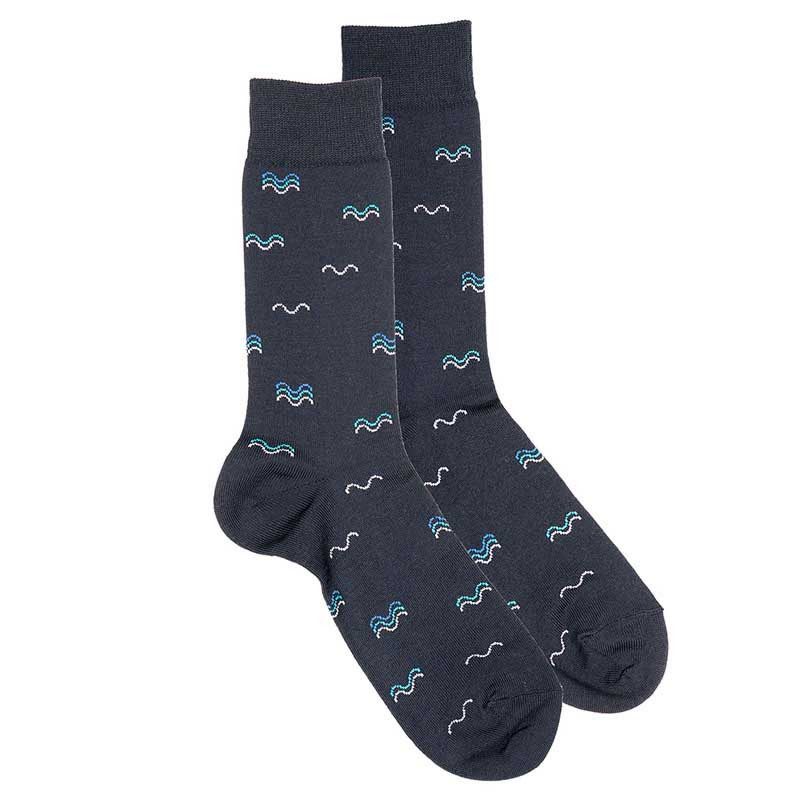 Buy Men seaqual waves embroidery short socks NAVY BLUE in the online store Condor. Made in Spain. Visit the SEAQUAL section where you will find more colors and products that you will surely fall in love with. We invite you to take a look around our online store.