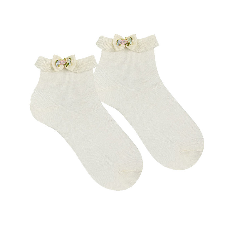 Buy Ceremony ankle socks w/folded cuff and floral bow BEIGE in the online store Condor. Made in Spain. Visit the CEREMONY FOR GIRL section where you will find more colors and products that you will surely fall in love with. We invite you to take a look around our online store.