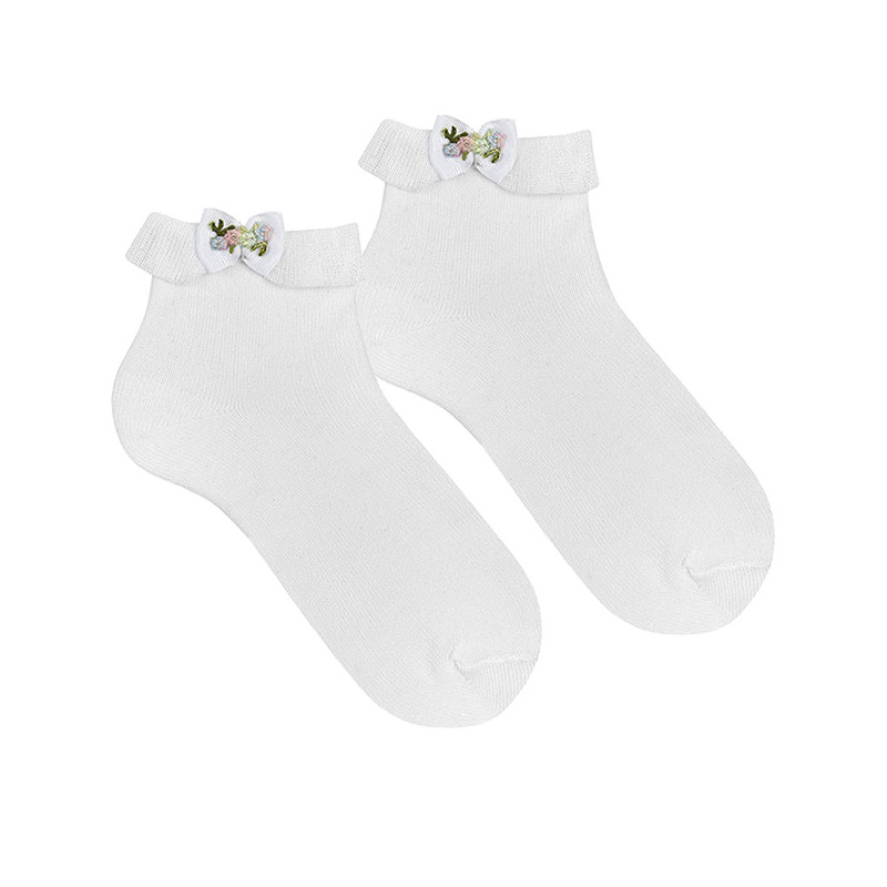 Buy Ceremony ankle socks w/folded cuff and floral bow WHITE in the online store Condor. Made in Spain. Visit the CEREMONY FOR GIRL section where you will find more colors and products that you will surely fall in love with. We invite you to take a look around our online store.