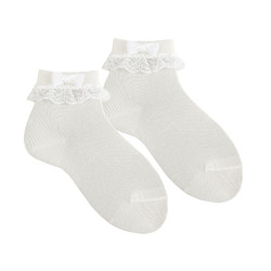 Buy Ceremony socks with lace, bow and littlepearls CREAM in the online store Condor. Made in Spain. Visit the BABY CEREMONY SOCKS section where you will find more colors and products that you will surely fall in love with. We invite you to take a look around our online store.