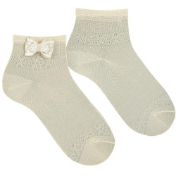 Buy Ceremony ankle socks with lace trim bow LINEN in the online store Condor. Made in Spain. Visit the CEREMONY FOR GIRL section where you will find more colors and products that you will surely fall in love with. We invite you to take a look around our online store.
