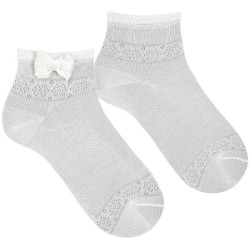 Buy Ceremony ankle socks with lace trim bow CREAM in the online store Condor. Made in Spain. Visit the CEREMONY FOR GIRL section where you will find more colors and products that you will surely fall in love with. We invite you to take a look around our online store.